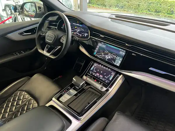 AUDI SQ8 (8/29)