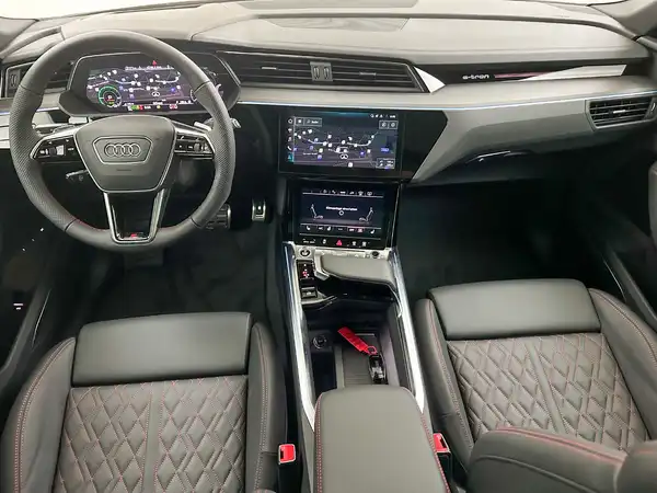 AUDI Q8 (11/23)