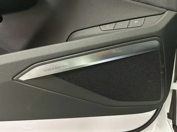 AUDI Q8 (22/23)