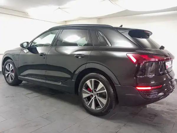 AUDI Q8 (5/17)