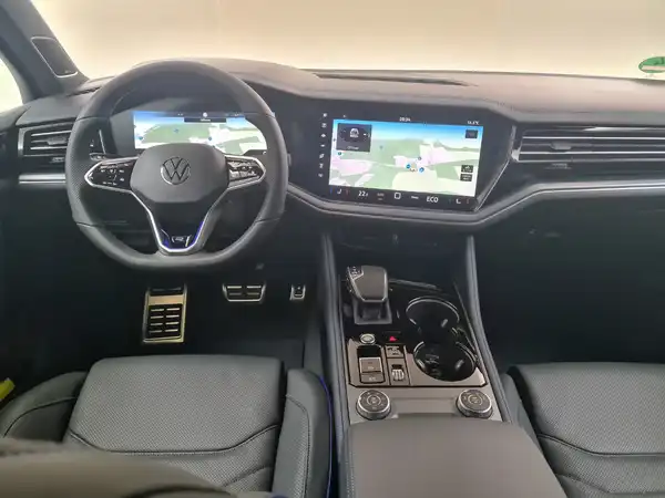 VW TOUAREG (10/18)