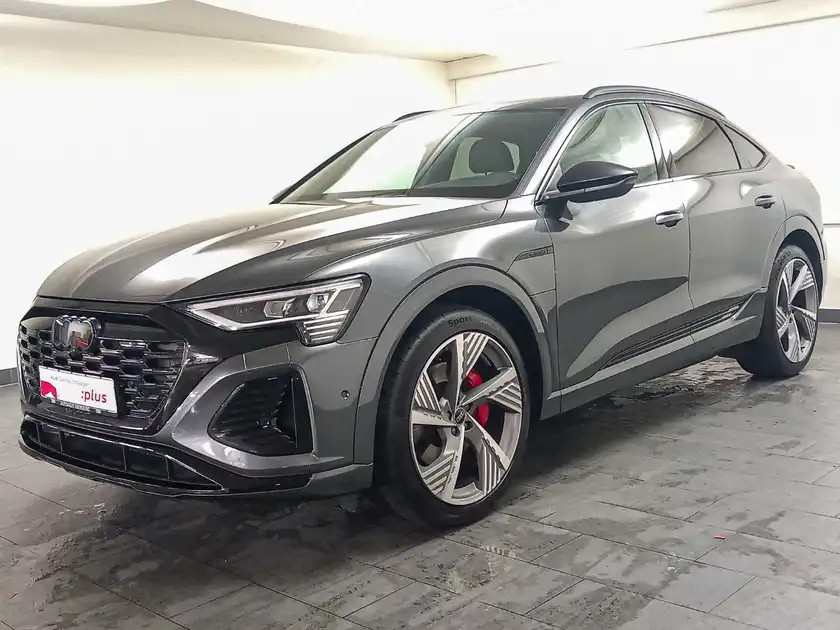 AUDI Q8 (1/18)