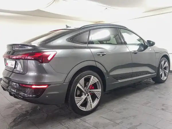 AUDI Q8 (7/18)