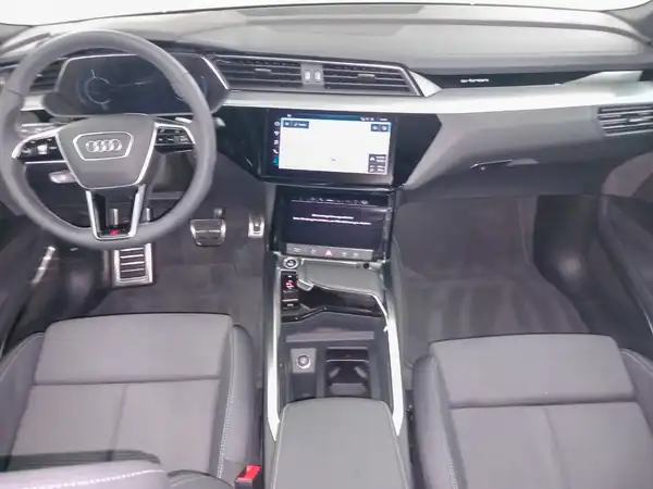 AUDI Q8 (10/18)