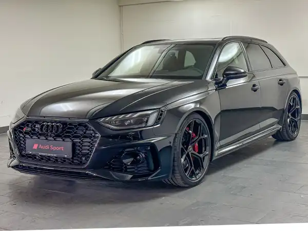 AUDI RS4 AVANT (1/25)