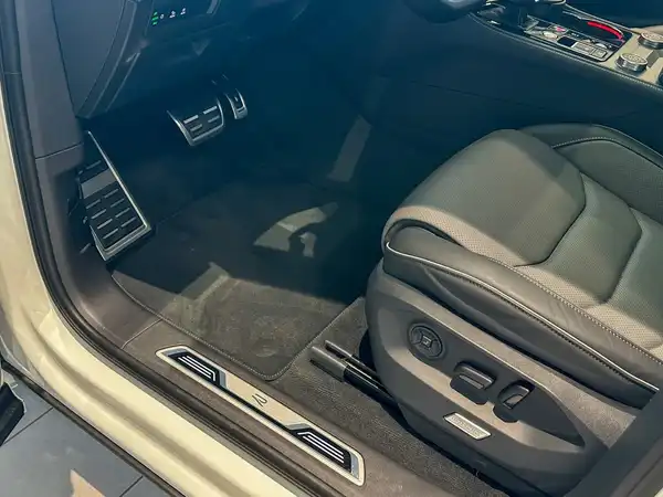 VW TOUAREG (22/22)