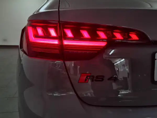 AUDI RS4 AVANT (16/20)