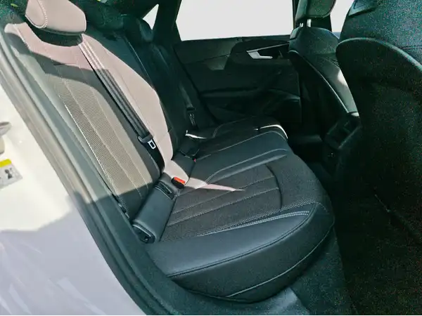 AUDI A4 LIMOUSINE (15/16)