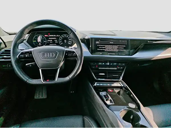 AUDI RS E-TRON GT (10/16)