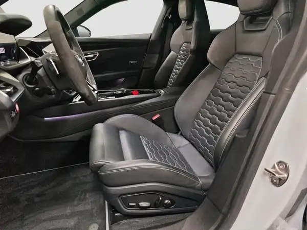 AUDI E-TRON GT (8/17)