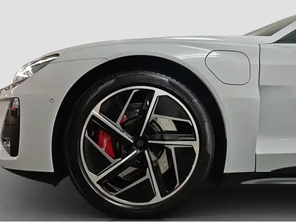 AUDI E-TRON GT (17/17)