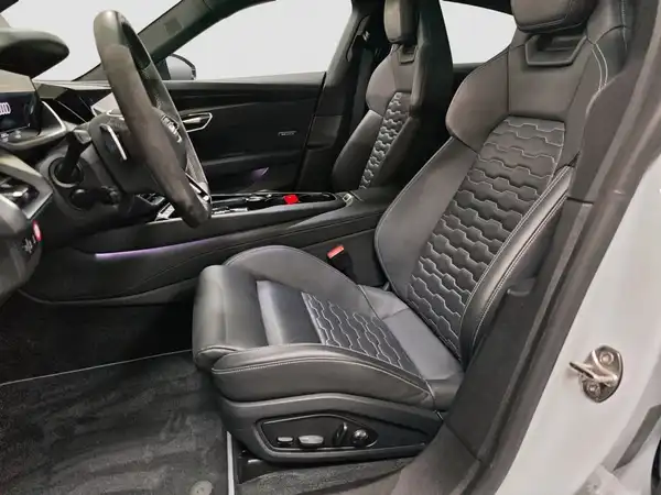 AUDI E-TRON GT (8/17)