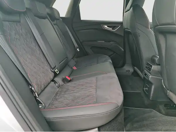 AUDI Q4 E-TRON (15/16)