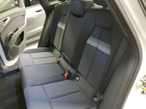 AUDI Q4 E-TRON (5/7)