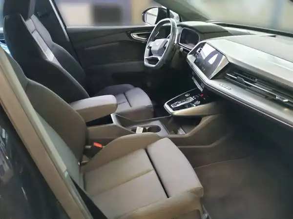 AUDI Q4 E-TRON (4/4)