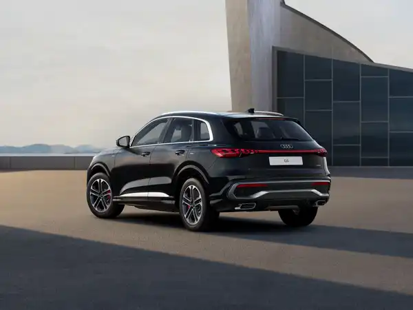 Audi Q5 SUV e-hybrid (2/3)