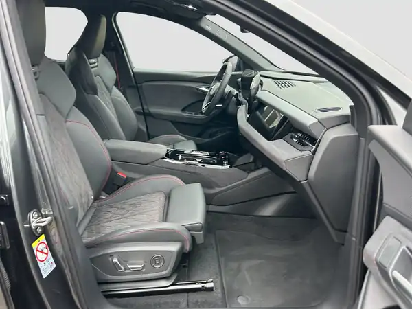 AUDI Q6 E-TRON (13/16)