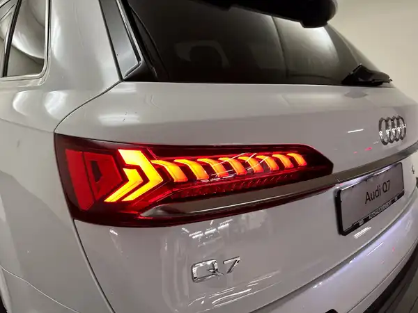 AUDI Q7 (13/21)