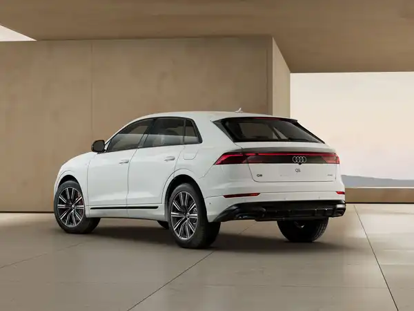 Audi Q8 SUV (2/3)