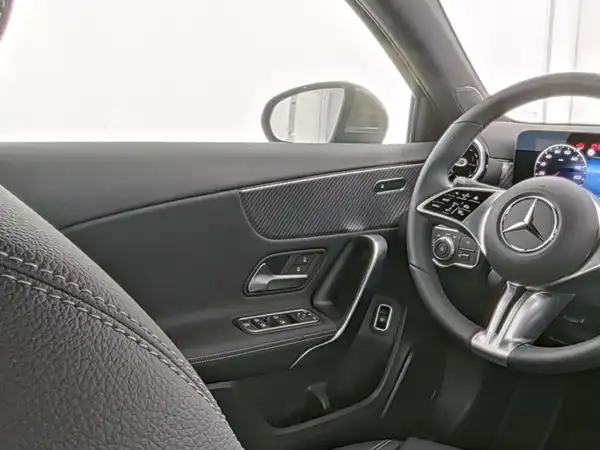 MERCEDES-BENZ A 180 (9/10)