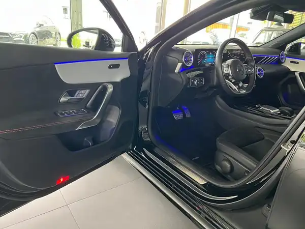 MERCEDES-BENZ AMG A 35 (9/28)