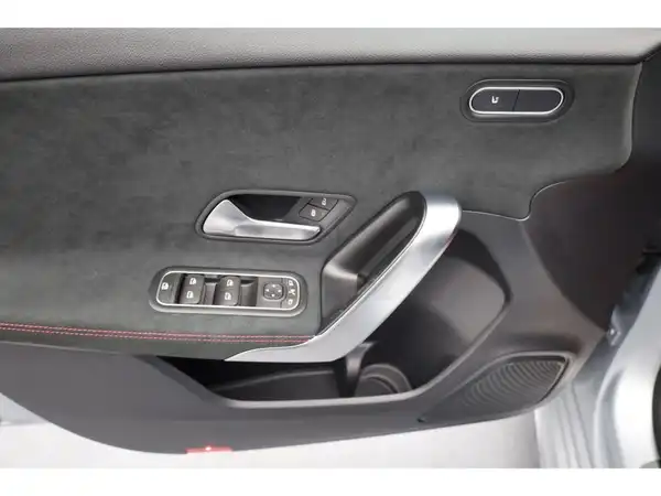 MERCEDES-BENZ A 180 (12/24)