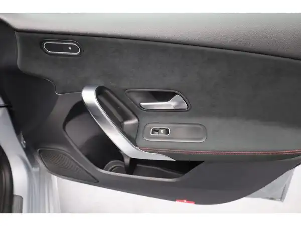 MERCEDES-BENZ A 180 (18/24)