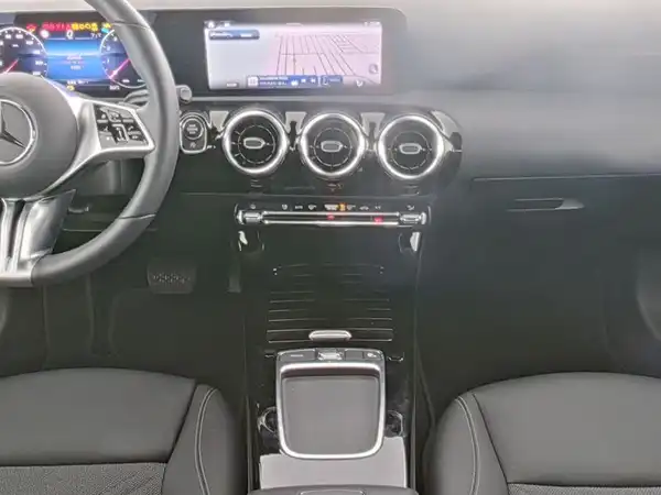 MERCEDES-BENZ A 180 (6/10)