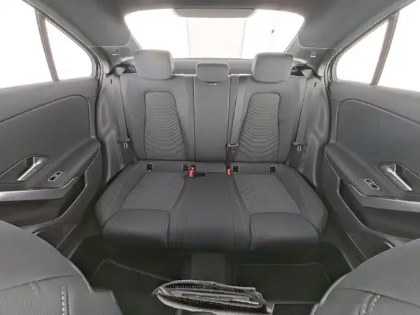 MERCEDES-BENZ A 180 (9/10)