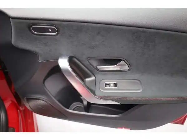 MERCEDES-BENZ A 180 (18/25)
