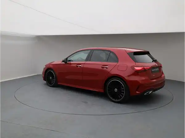 MERCEDES-BENZ A 180 (4/25)