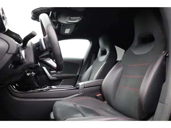 MERCEDES-BENZ CLA 180 (24/26)