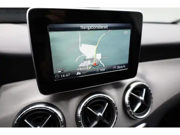 MERCEDES-BENZ CLA 200 (13/23)
