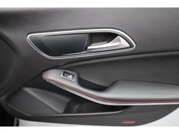 MERCEDES-BENZ CLA 200 (17/23)