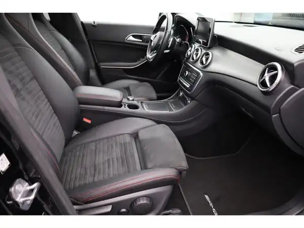 MERCEDES-BENZ CLA 200 (18/23)