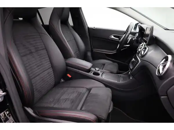 MERCEDES-BENZ CLA 200 (19/23)