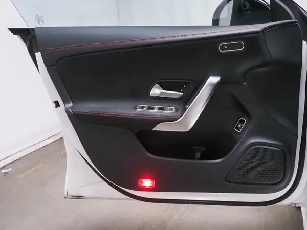 MERCEDES-BENZ CLA 200 (7/10)