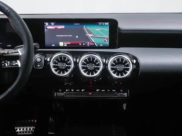 MERCEDES-BENZ CLA 200 (8/10)
