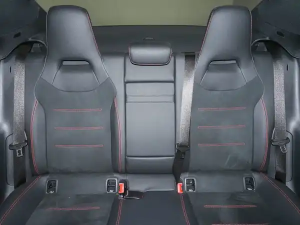 MERCEDES-BENZ CLA 200 (10/10)