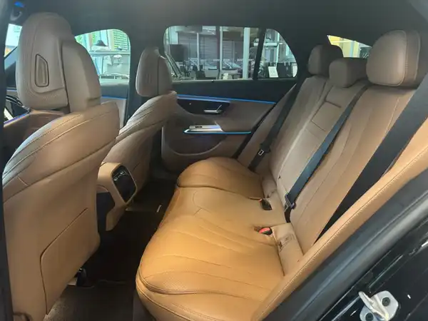 MERCEDES-BENZ E 200 (8/20)