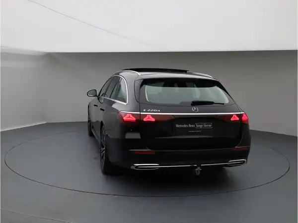 MERCEDES-BENZ E 220 (4/26)
