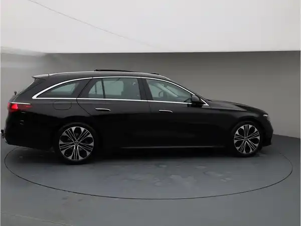 MERCEDES-BENZ E 220 (6/26)