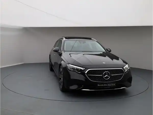 MERCEDES-BENZ E 220 (8/26)