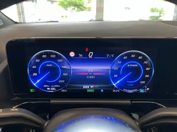 MERCEDES-BENZ EQA (15/25)