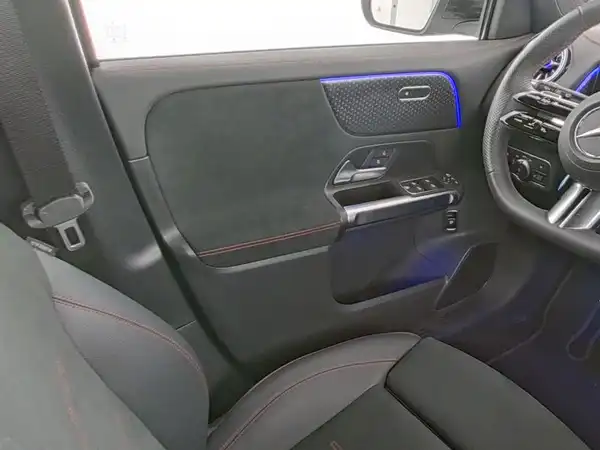MERCEDES-BENZ EQB (9/10)