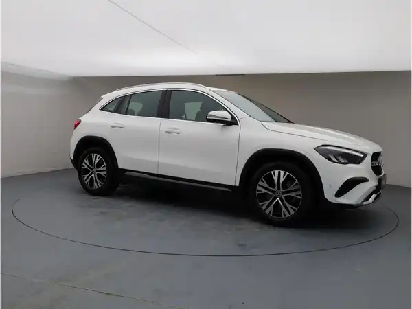 MERCEDES-BENZ GLA 220 (8/24)