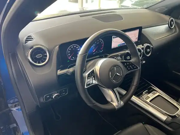 MERCEDES-BENZ GLA 220 (16/27)