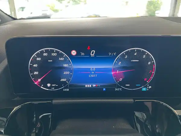 MERCEDES-BENZ GLA 220 (23/27)