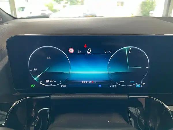 MERCEDES-BENZ GLA 220 (25/27)