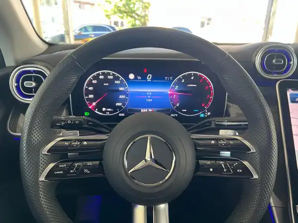MERCEDES-BENZ GLC (17/27)